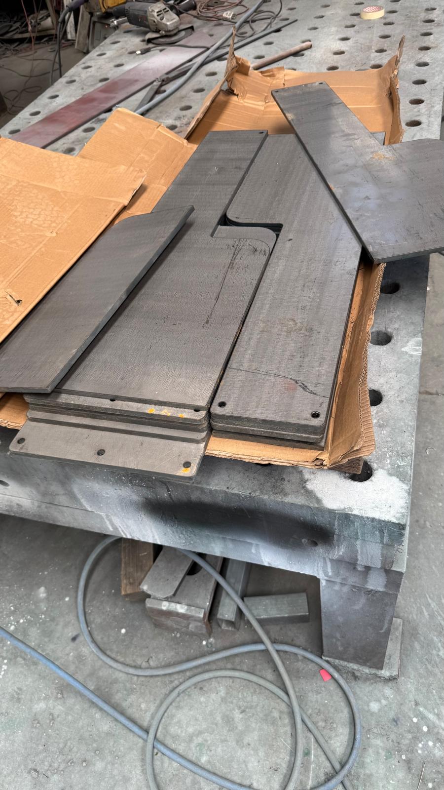 Pedate sfalsate in ferro durante la lavorazione in officina