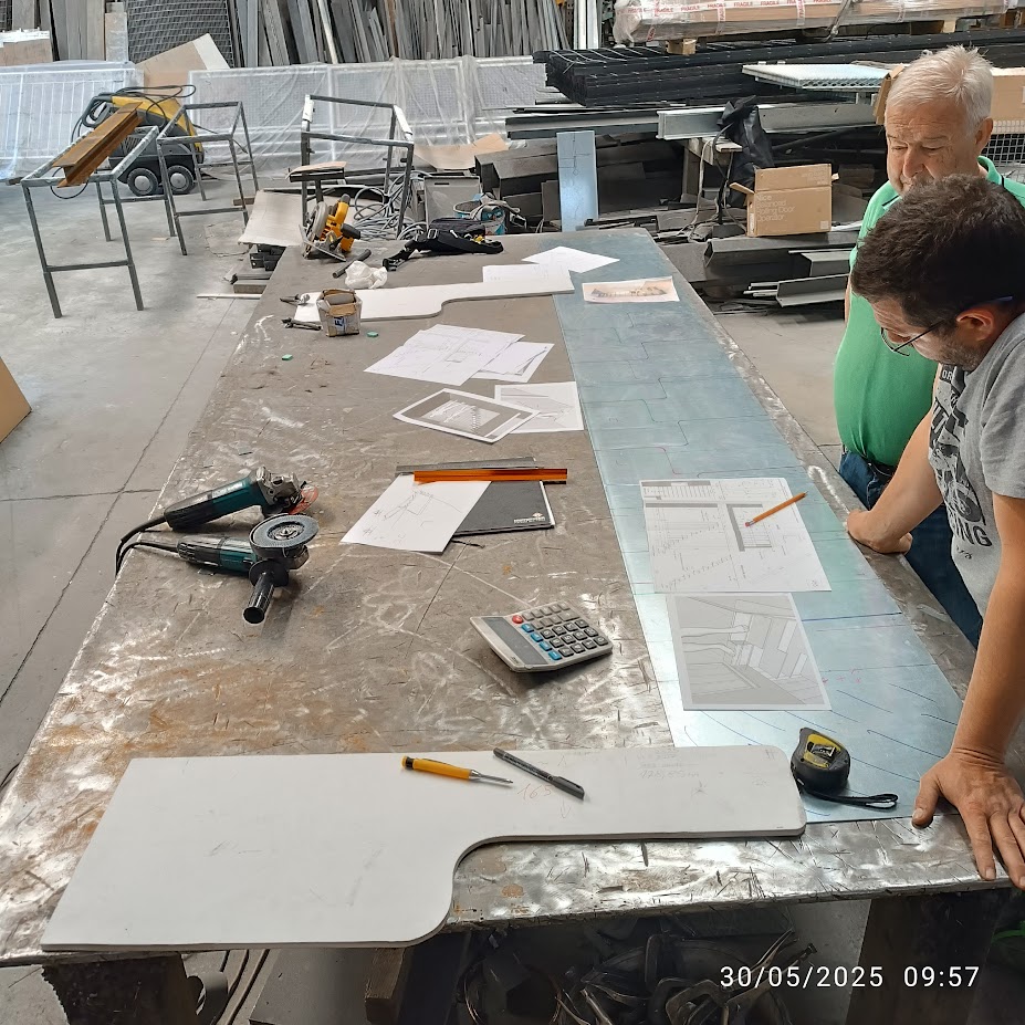 Confronto in officina per la realizzazione della scala in ferro su misura