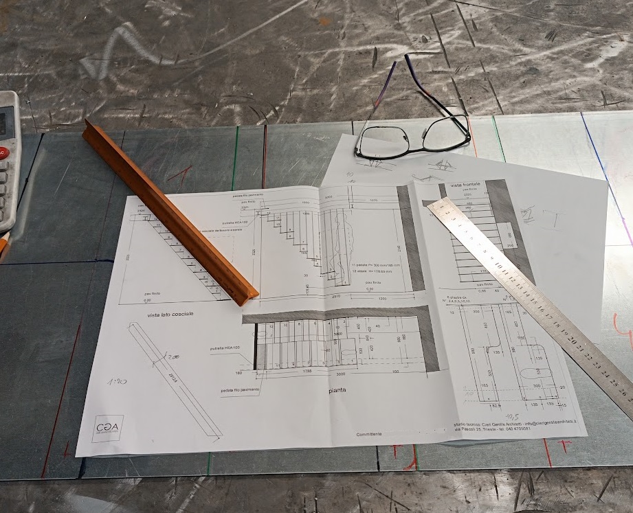 Disegno esecutivo della scala salvaspazio in ferro progettata su misura
