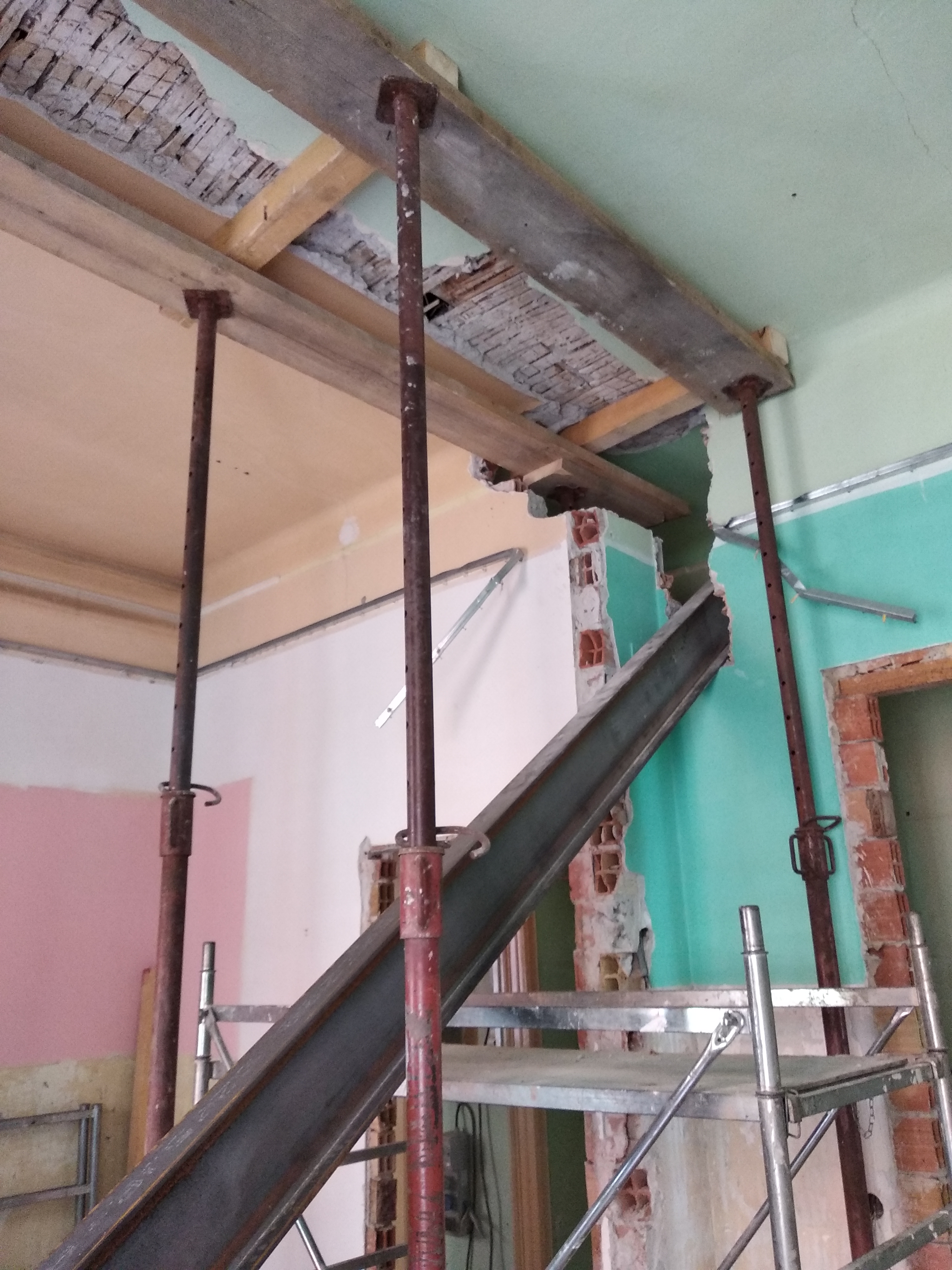 Rinforzo del solaio in legno durante i lavori di ristrutturazione a Trieste